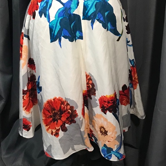 White Floral dress to impress - Picture 3 of 4